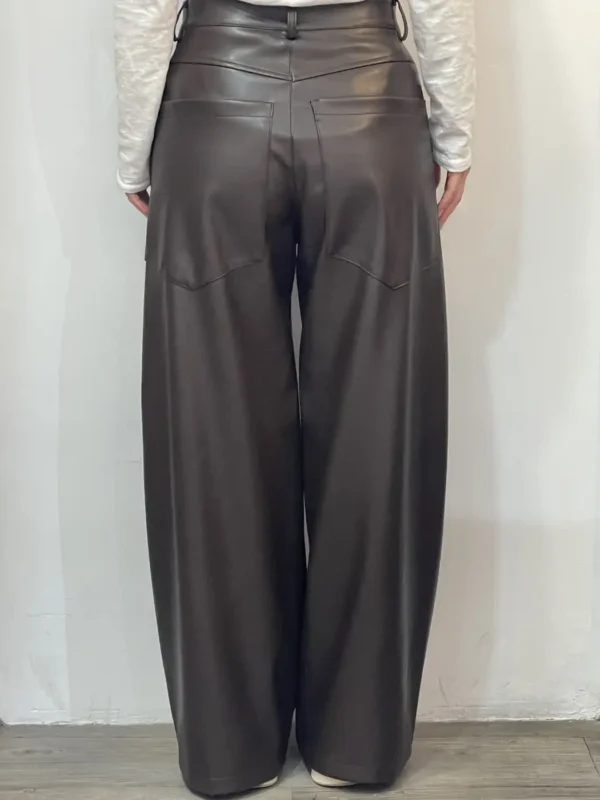 Tensione in - Pantalone palazzo  ecopelle  - Marrone - immagine 2